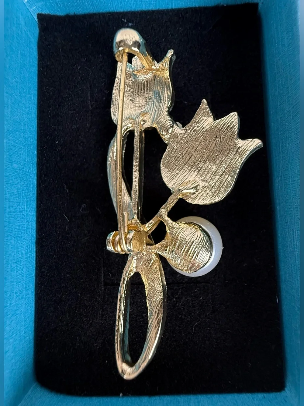 Rhinestone Flower Brooch Pin – Elegant Gold Tone ✨